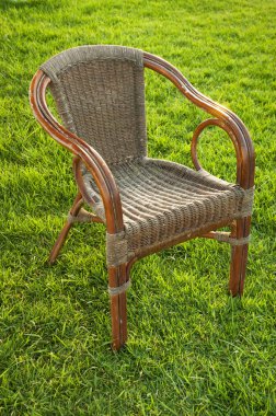 Çim çim bir hasır sandalye ile