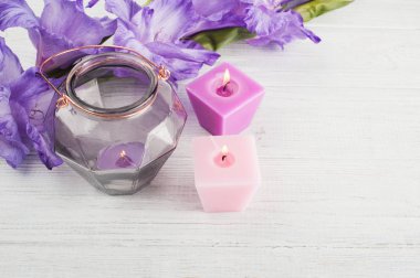 Glayöl mor ve beyaz masaya mumlar yaktı