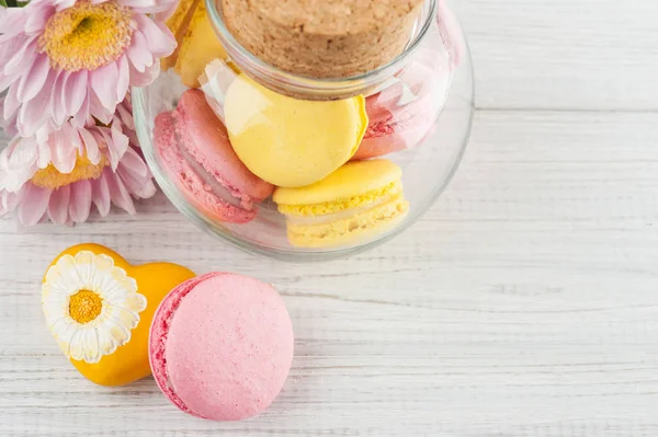 Yellow and pink macaroons, flowers — Stock Photo, Image