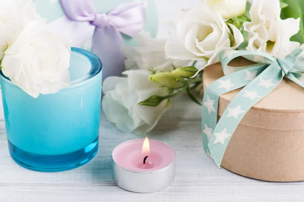 Regeling van witte eustoma bloemen, geschenkdozen — Stockfoto