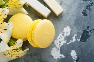 Arka planda çiçekli sarı macaroons