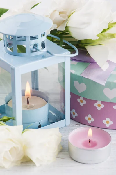 Regeling van blauwe lanter, bloemen, pastel geschenkdoos — Stockfoto