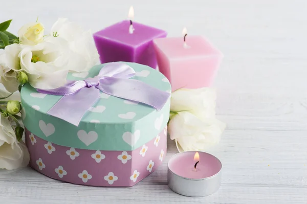 Rangschikking van bloemen, kaarsen, pastel geschenkdoos — Stockfoto