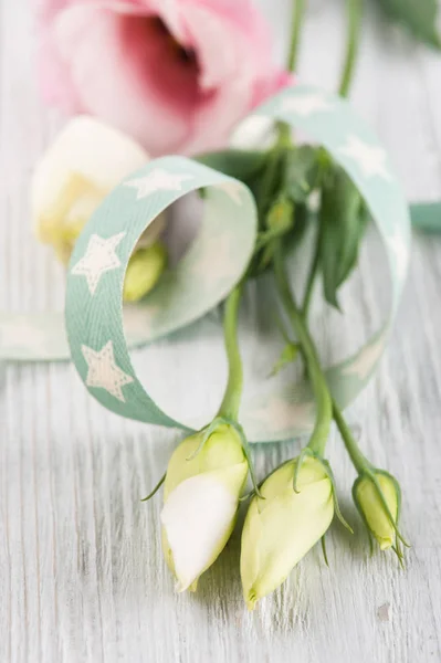 Eustoma bloemen en sterren groen lint — Stockfoto