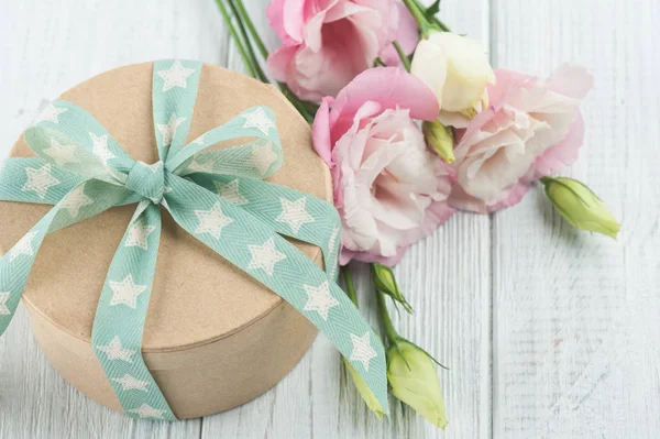 Eustoma flor y caja de regalo con cinta verde estrella — Foto de Stock