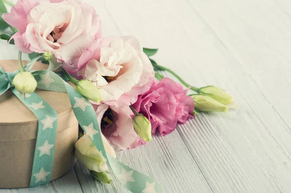 Eustoma bloem en gift box met ster groen lint — Stockfoto