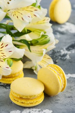 Arka planda çiçekli sarı macaroons