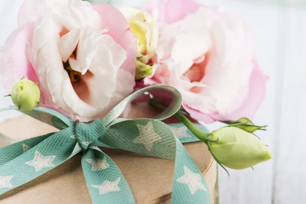 Eustoma kwiat i prezent pudełko z gwiazda wstążka zielony — Zdjęcie stockowe
