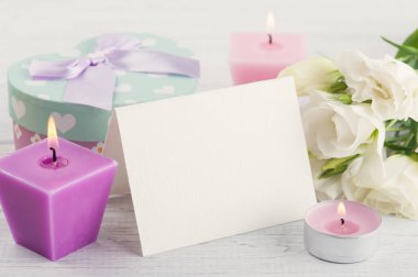 Tebrik kartı, hediye ve yanan mumlar