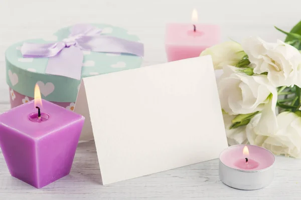 Tarjeta de felicitación, regalo y velas encendidas —  Fotos de Stock