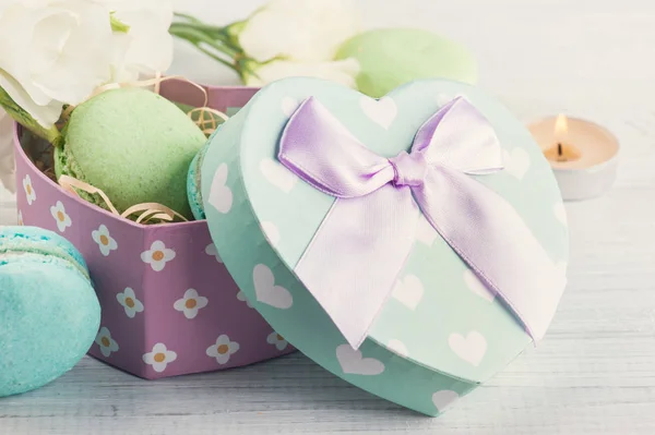 Pastel caixa de presente verde e macaroons — Fotografia de Stock