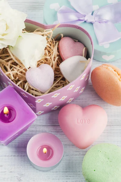 Jabón, caja de regalo y vela rosa encendida —  Fotos de Stock