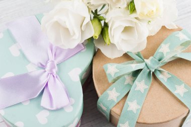 Hediye kutuları ve yay 