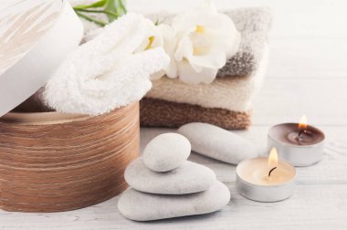 Ahşap arka plan üzerinde banyo aksesuar seti