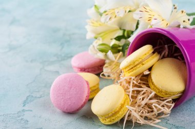 Macaroons ve lily ile mor ot