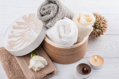 Ahşap arka plan üzerinde banyo aksesuar seti