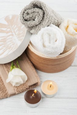 Ahşap arka plan üzerinde banyo aksesuar seti