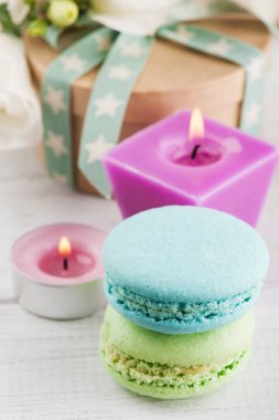 Aranjman beyaz eustoma çiçek, Hediyelik, bademli kurabiye