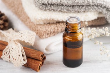 Esential petrol ve havlu ile Spa kompozisyon