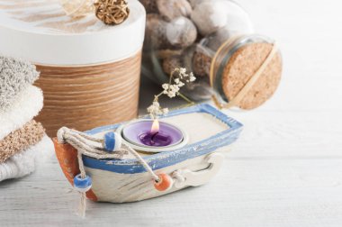 Ahşap arka plan üzerinde banyo aksesuar seti