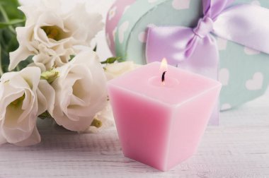 Aranjman beyaz eustoma çiçek, hediye kutuları