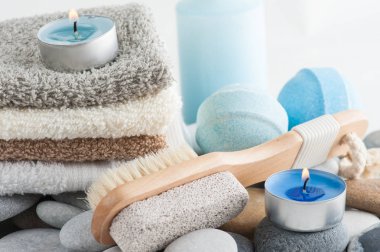 Havlu, yanan mumlar, ponza ile Spa kompozisyon