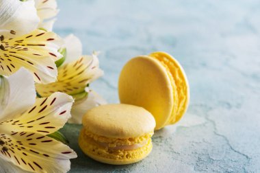 Sarı ve pembe macaroons