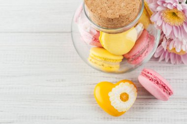 Sarı ve pembe macaroons