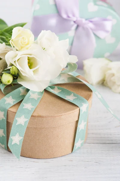 Geschenkdozen en boog, bloemen — Stockfoto