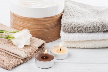 Ahşap arka plan üzerinde banyo aksesuar seti