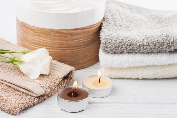 Ensemble d'accessoires de salle de bain sur fond en bois — Photo