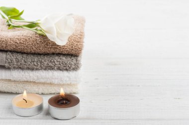 Ahşap arka plan üzerinde banyo aksesuar seti