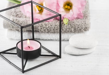 Havlu, çiçekler, çakıl taşları ile Spa kompozisyon