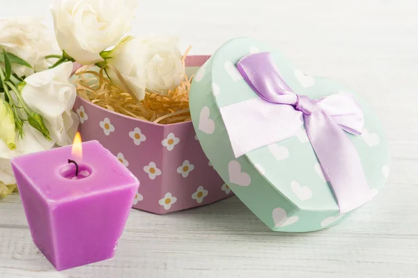 Regeling van bloemen, pastel geschenkdoos — Stockfoto