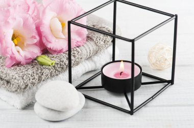 Havlu, çiçekler, çakıl taşları ile Spa kompozisyon