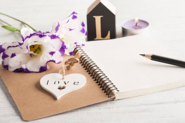 Boş defter, mumlar, eustoma çiçek