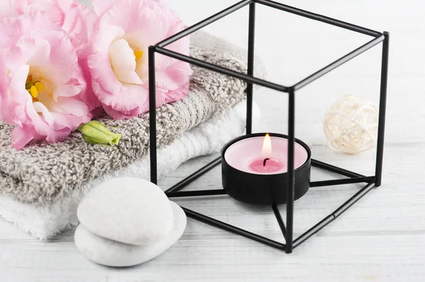 Havlu, çiçekler, çakıl taşları ile Spa kompozisyon