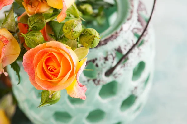 Flores de rosas naranjas frescas en jarrón de menta —  Fotos de Stock