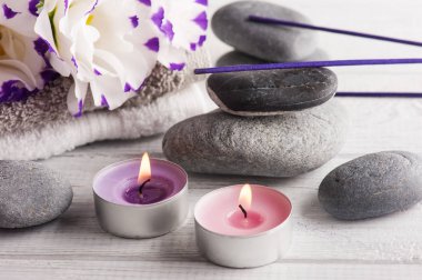 Mor aroma Spa kompozisyon ile havlu, yanan mumlar, sopa