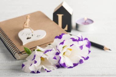 Boş defter, mumlar, eustoma çiçek