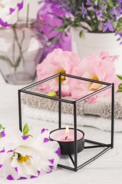 Havlu, çiçekler, çakıl taşları ile Spa kompozisyon