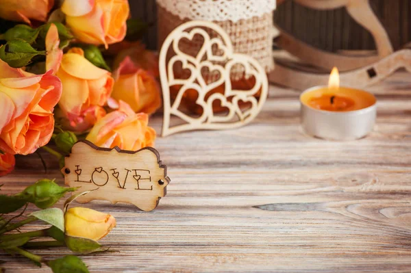 Flores de rosas laranja frescas, coração, garrafa de decoração e vela acesa — Fotografia de Stock