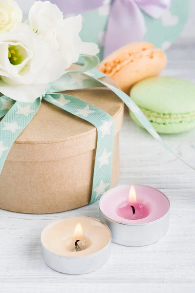 Luxe-geschenketui en boog en bitterkoekjes — Stockfoto