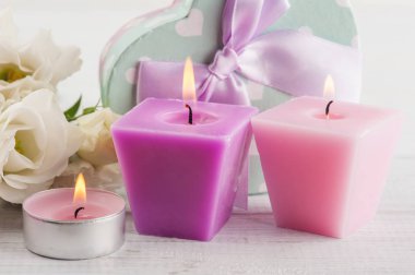 Aranjman beyaz eustoma çiçek, hediye kutusu