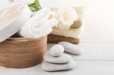 Ahşap arka plan üzerinde banyo aksesuar seti