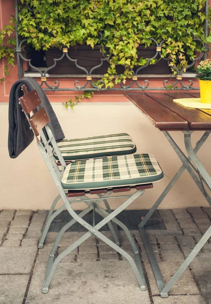 Mesa de restaurante en ciudad europea — Foto de Stock