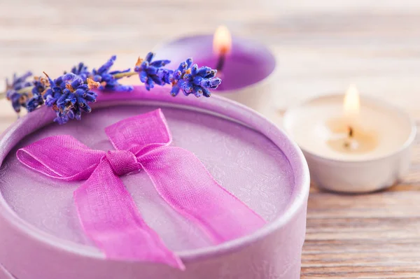 Regalo púrpura hecho a mano con lazo, lavanda —  Fotos de Stock