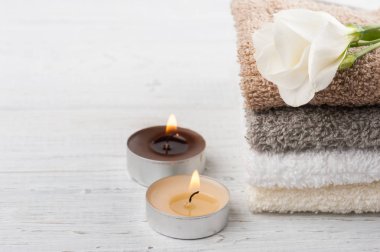 Ahşap arka plan üzerinde banyo aksesuar seti