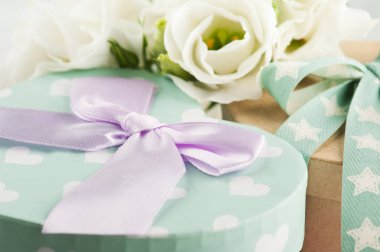 Hediye kutuları ve yay 