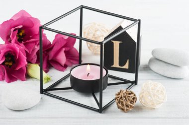 Mum, çiçek, çakıl taşları ile Spa kompozisyon